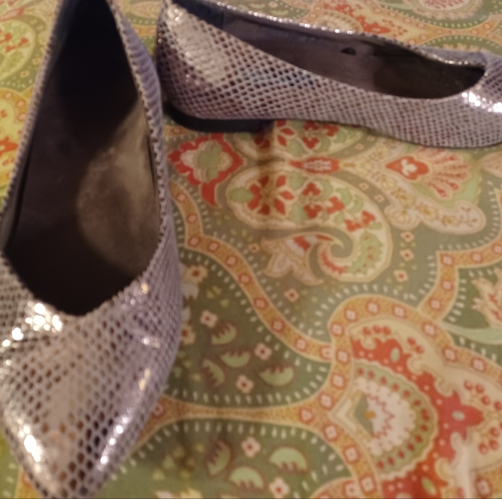 Vionic 37.5 6.5 6 1/2 silver flats shoes